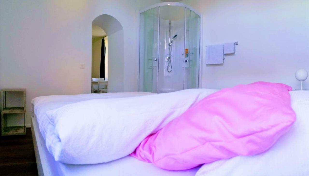 Rooms-Zimmer Neuhausen Am Rheinfall Eksteriør billede
